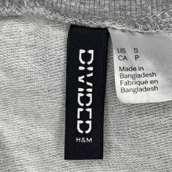 Divided by H&M Floral & Butterfly Print Gray/Black Long Sleeve Crew Neck Size S - Picture 8 of 9